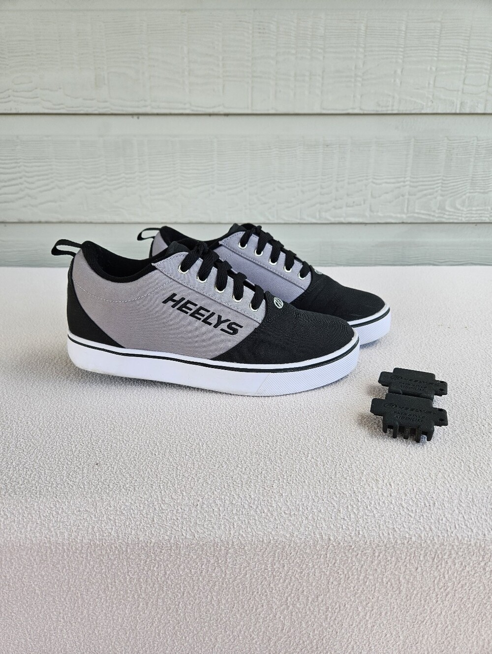 Heelys Pro 20 Black Grey Wheels Plugs Men SZ 7 Low Top Sneakers Shoes